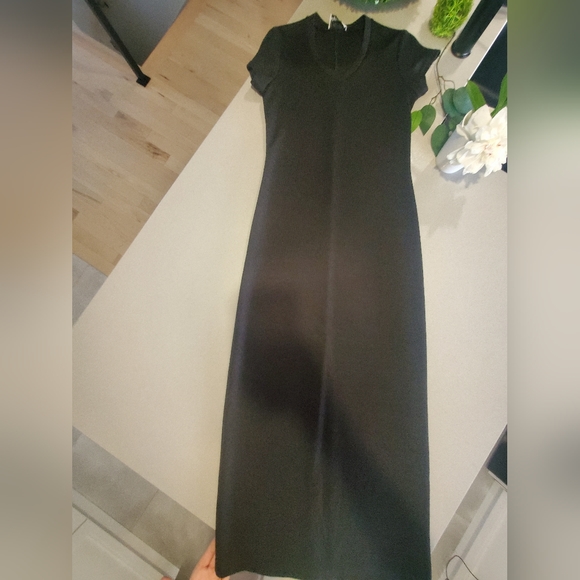 DYNAMITE Superbe robe maxi noire unie à manches courtes - Picture 2 of 6